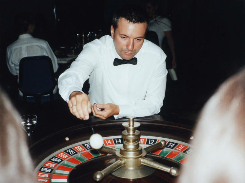 Pragmatic Live roulette dealer at the table